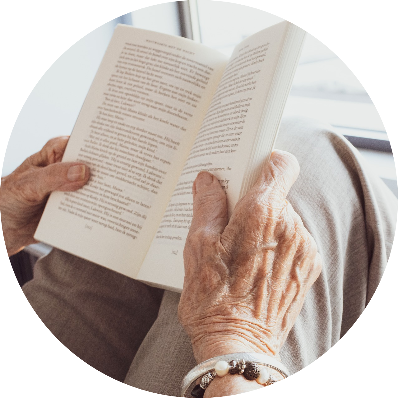 anciano disfrutando de la lectura a pesar de ser una persona con baja visión