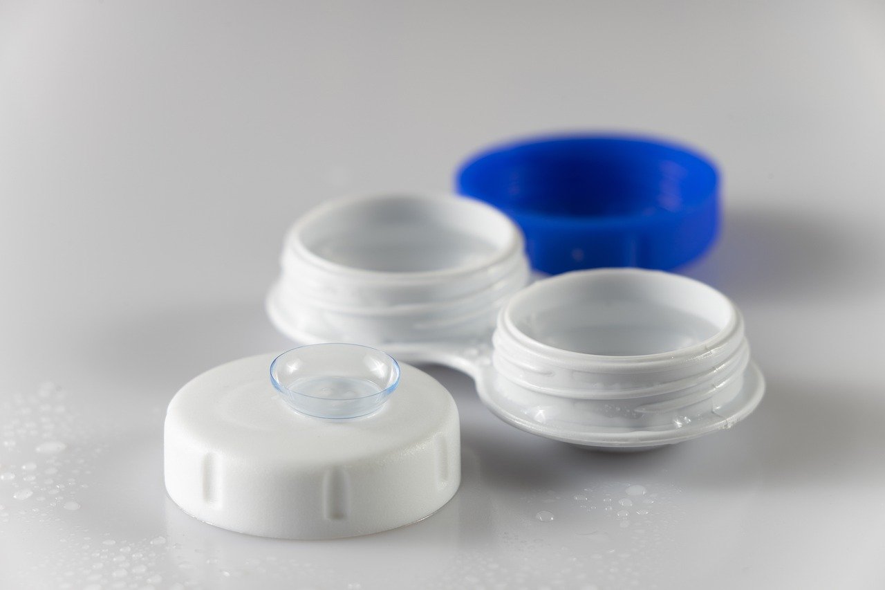 lente de contacto avanzada para el control de la miopía y estuche de conservación de las lentes de contacto que se utiliza en las ópticas en albacete