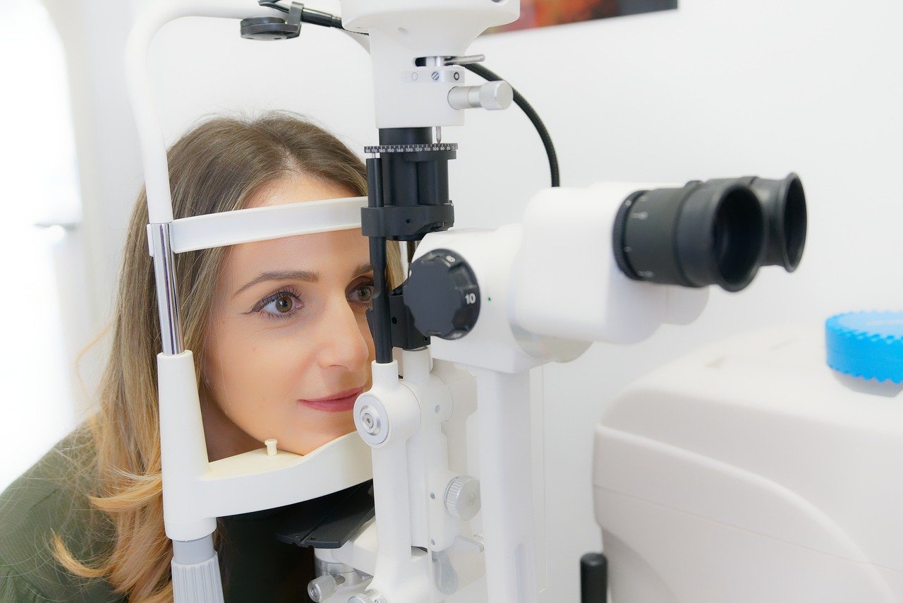 Paciente con problemas visuales está revisando su visión con un instrumento oftálmico en nuestras ópticas en albacete