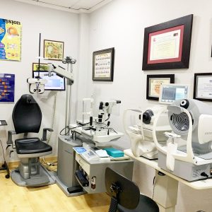 óptica en albacete con elevada instrumentación oftálmica que ofrece servicios de optometría avanzada, lentes de contacto, control de la miopía, ortok y terapia visual en albacete