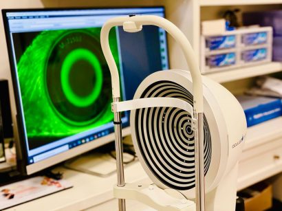 Óptica en albacete con gran instrumentación oftálmica que ofrece servicios de optometría avanzada y terapia visual en albacete